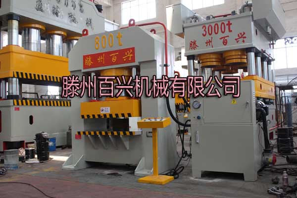 800噸龍門液壓機側(cè)面圖