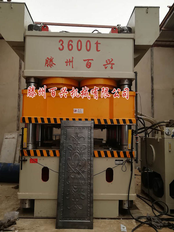 滕州百興出口非洲的3600噸門(mén)板壓花機(jī)