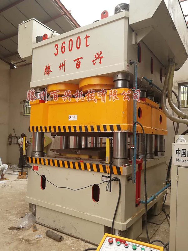 滕州百興出口非洲的3600噸門(mén)板壓花機(jī)