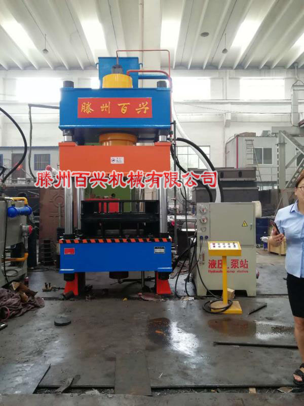 滕州百興315噸小推車(chē)車(chē)斗成型液壓機(jī)正面圖