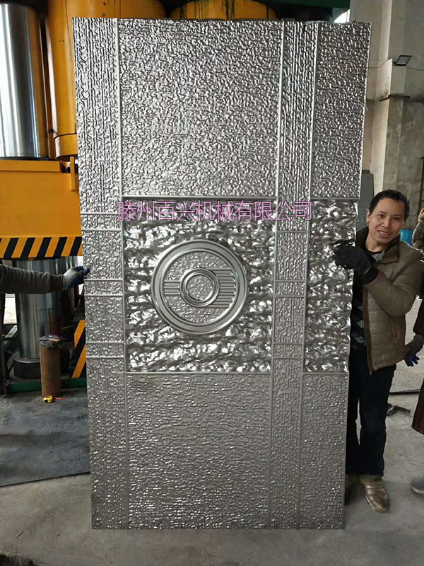 滕州百興15000噸門面壓花機(jī)所壓門板圖案