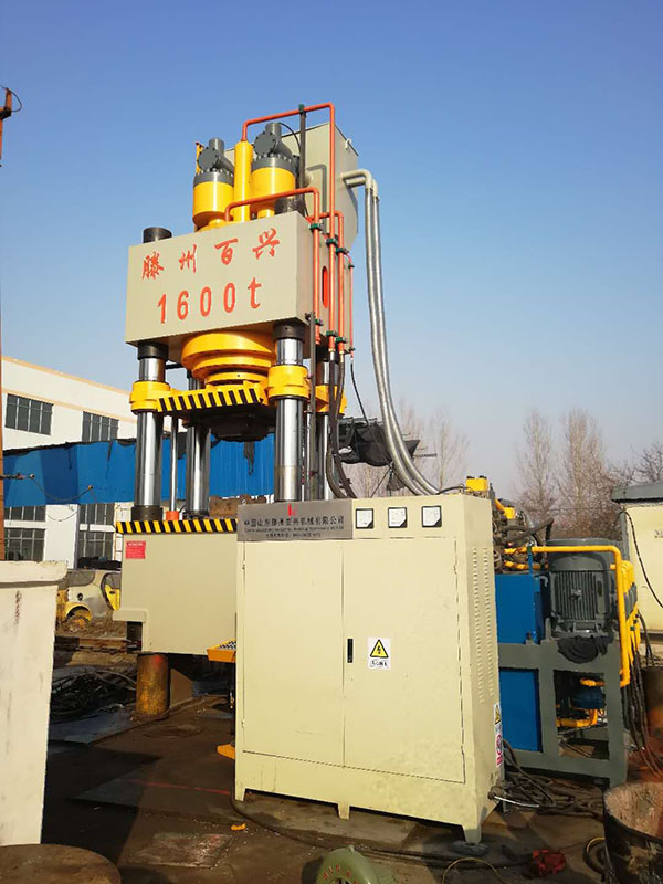 百興1600噸四柱液壓機(jī)側(cè)面實拍